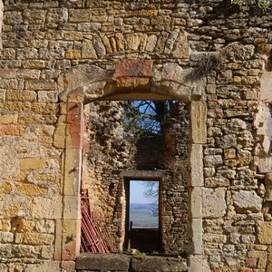 Ouverture de fenêtres dans les murs d'un château en ruine - Belgique  - collection de photos clin d'oeil, catégorie rues